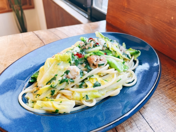 宮城産島豚と黒豚のソーセージと春キャベツの柚子胡椒ペペロンチーノパスタ