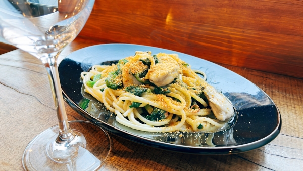 牡蠣とからすみ、縮みほうれん草のペペロンチーノパスタ