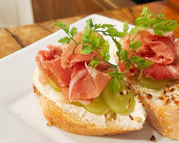シャインマスカットとハモンテルエルのタルティーヌ