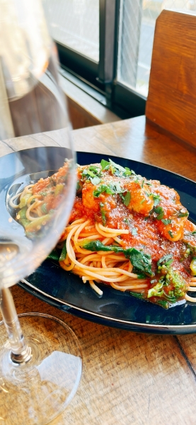 牡蠣とハリッサ、かき菜のアラビアータ