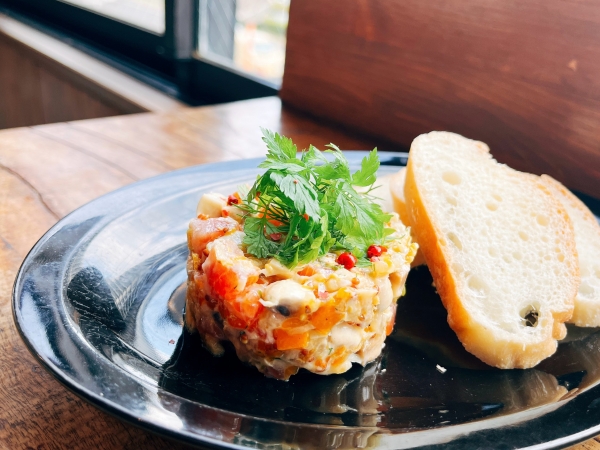 静岡産富士山サーモンと焼き早生みかんのタルタル仕立て