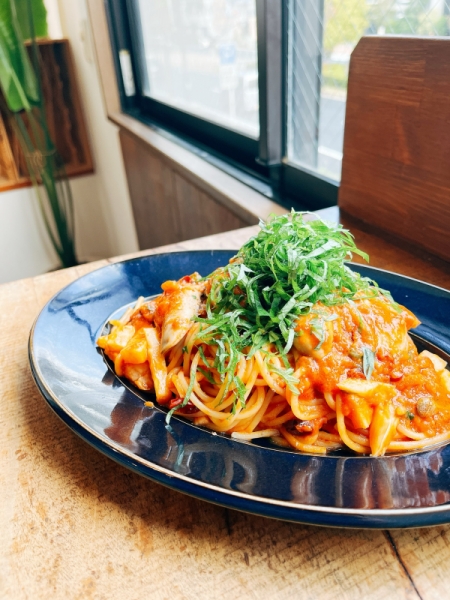 牡蠣と長芋、大葉のアラビアータ