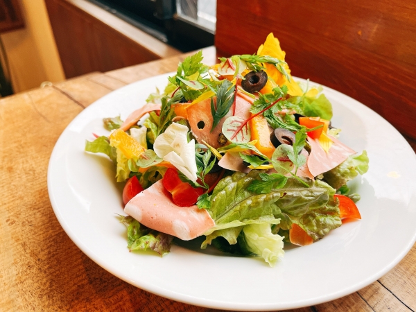 モルタデッラハムと柿のパワーサラダ