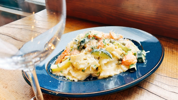 岩手産オランダ島サーモンとズッキーニのレモンクリームパスタ