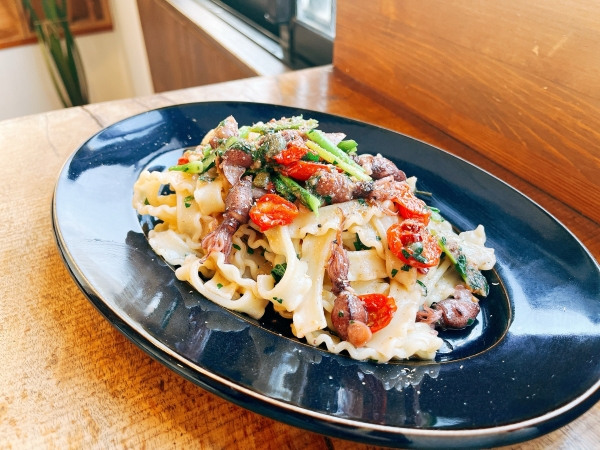 ホタルイカとアスパラ菜、自家製セミドライトマトのペペロンチーノパスタ
