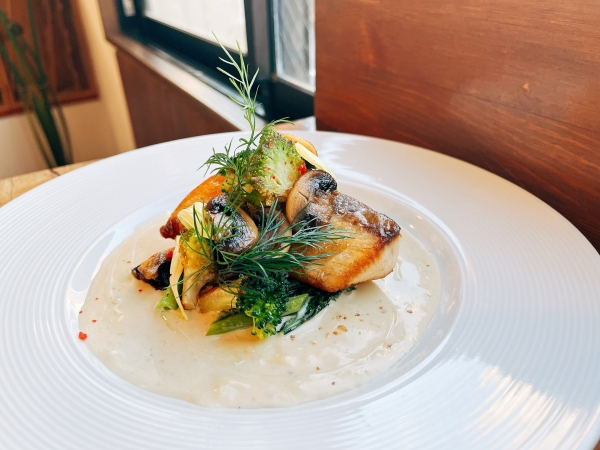 寒鰤のポアレ、アンチョビクリームソース