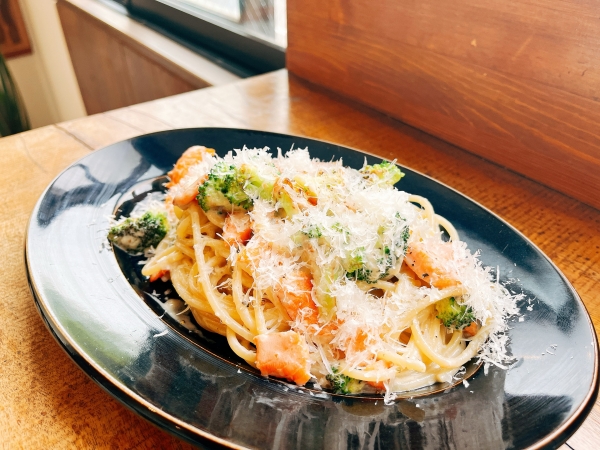 サクラマスとブロッコリーのレモンクリームパスタ