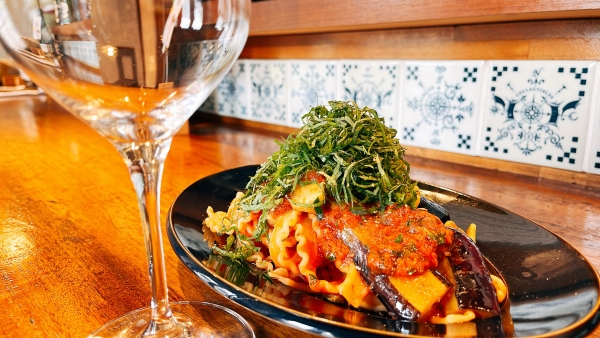 スモークした鰯と千両茄子、大葉のトマトパスタ