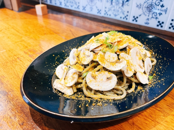 からすみと芳源ファーム産マッシュルームのペペロンチーノパスタ