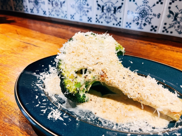 ブロッコリーステーキ、アンチョビクリームソースがけ