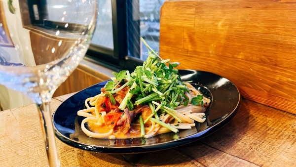 ホタルイカと仙台芹のフレッシュトマトソースパスタ