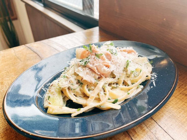 自家製プロシュートコットと茄子の軽いクリームパスタ