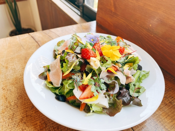 いちごと自家製ロースハムのパワーサラダ