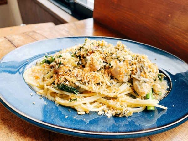 牡蠣と葉玉ねぎ、春菊のシチリア風スパゲッティ