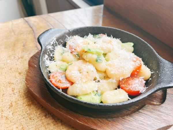 海老と秋田産そら豆のニョッキ、ペコリーノチーズかけ