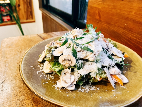 マッシュルームとペコリーノロマーノのシャンピニオンサラダ