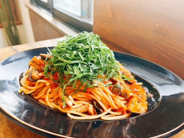 自家製カツオツナと大葉のプッタネスカ
