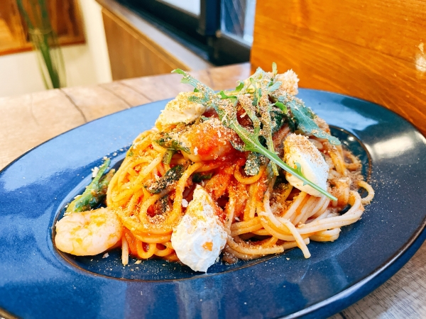 海老と春菊、マスカルポーネチーズのトマトパスタ