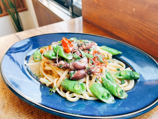 蛍烏賊とスナップエンドウのフレッシュトマトソースパスタ