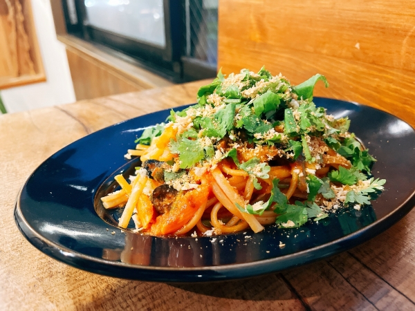 剣先イカとパクチーのマリナーラ風パスタ