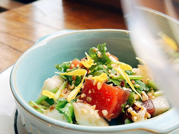 マグロと長芋、パクチーのバルサミコマリネ